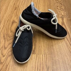 Olukai Mahiki Women’s Outdoor Shoe size 9 in Black